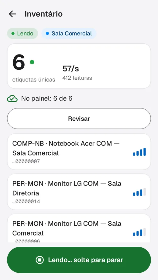 Coletor lendo etiquetas no inventário